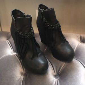 Wedge booties with fringe and chain detail